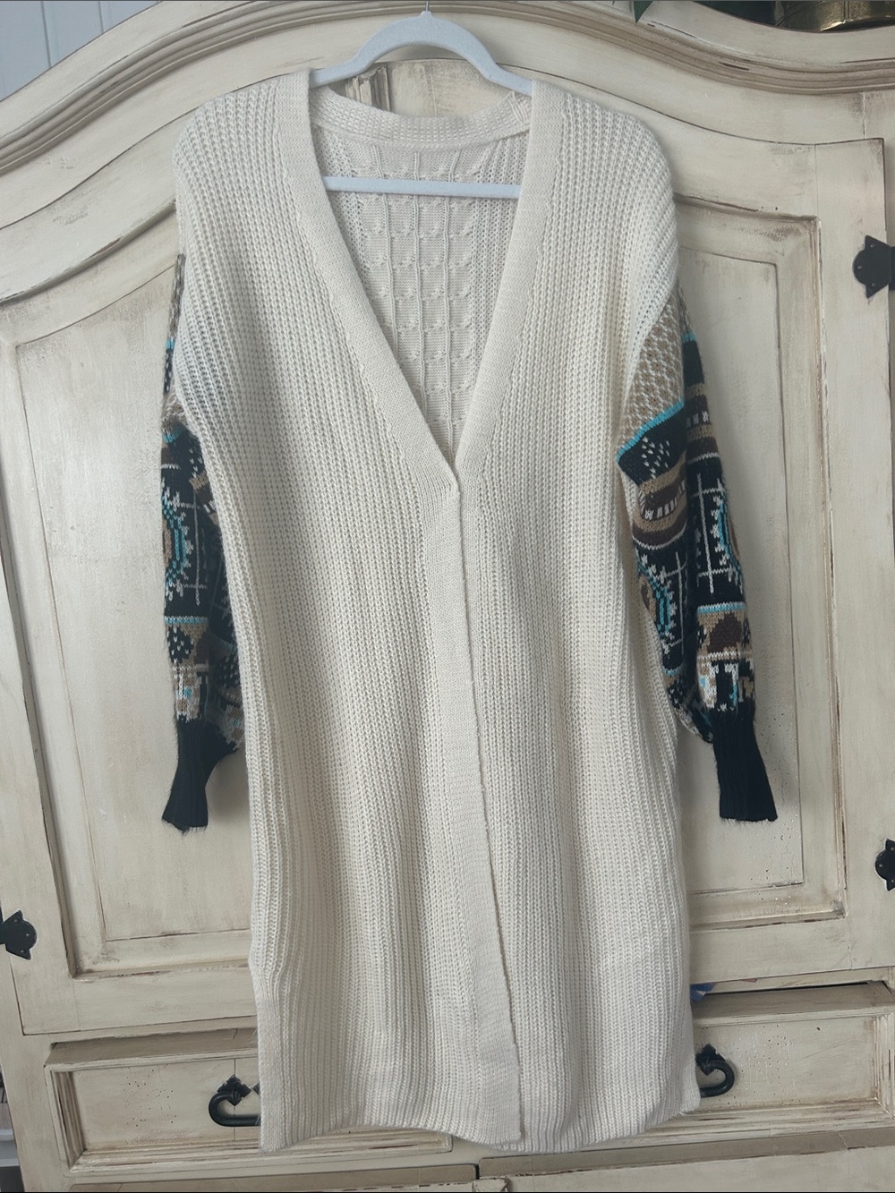 Cream V-Neck Knit Sweater with Patterned Sleeves